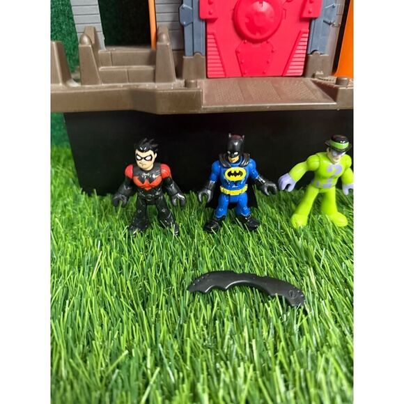 Imaginext Super Friends Gotham City PD Jail Penguin Playset with Penguin - Picture 2 of 5